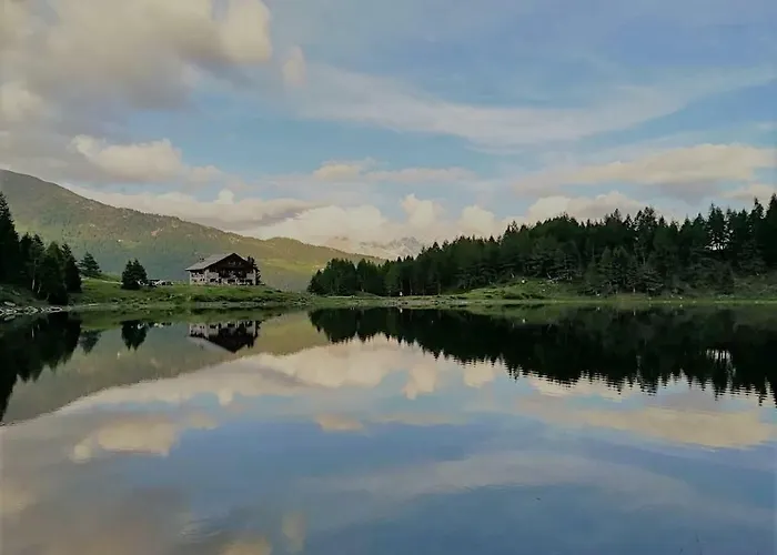 Rifugio Al Lago Del Mortirolo In Inverno Raggiungibile Solo A Piedi