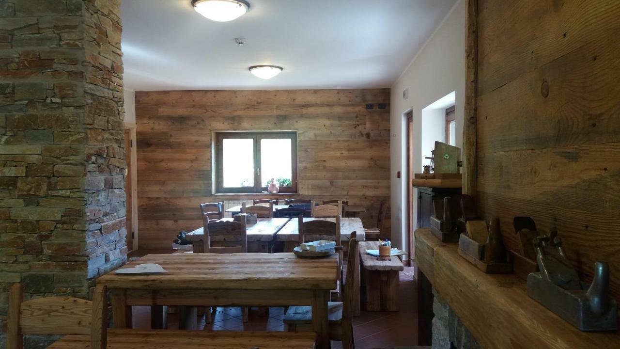 Rifugio Al Lago Del Mortirolo In Inverno Raggiungibile Solo A Piedi Bauernhof