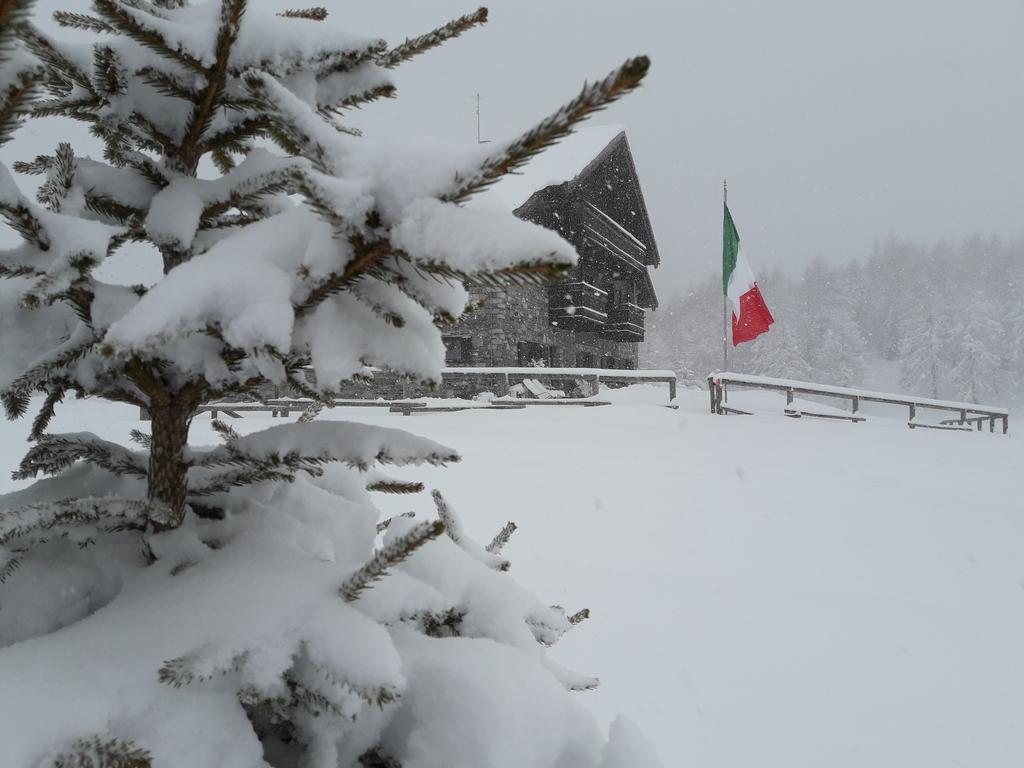 Rifugio Al Lago Del Mortirolo In Inverno Raggiungibile Solo A Piedi * Monno